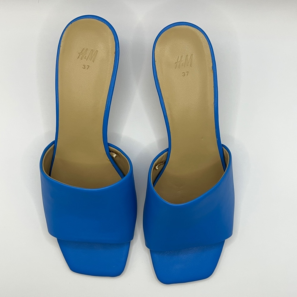 Women sandals, low heel.